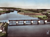 Barrage de rgulation dit "Eiffel"  Situation exceptionnelle : le niveau du fleuve est trs bas, les berges sont dcouvertes, et les niveaux amont et aval sont identiques (pas de chute en sortie du barrage).