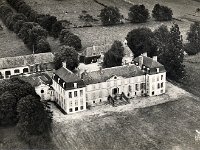 Chteau de la Motte  Vue du ct sud ; sur la gauche du btiment principal, la chapelle, et  droite, le pigeonnier.