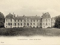 Chteau de la Motte  Vue du ct sud, volets ouverts ;  droite le pigeonnier.