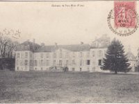 Chteau de la Motte  Vue du ct sud, volets ouverts ;  droite le pigeonnier.