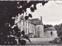 Chteau de la Motte  Rare vue du ct nord (entre) datant des annes 60 alors que le chteau tait la proprit de la Fdration nationale des Francas, mouvement d'ducation populaire cr en 1944 (FFC, Mouvement des Francs et Franches Camarades) sur laquelle on peut voir en arrire plan la chapelle.