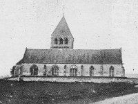 Ancienne glise Saint-Pierre (XVe/XVIe)  Ancienne glise St-Pierre (vignette d'archive restaure) | Elle tait situe dans l'enceinte de l'actuel cimetire. L?axe de l?glise tait dirig nord-ouest; elle se composait d?une large nef et d?un ch?ur rectangulaire au sud-est duquel s?levait la tour carre du clocher, les fentres taient des baies flamboyantes de style fin XVe sicle. L?glise date du XVe, XVIe sicle, les vitraux rinstalls dans l?glise actuelle sont du XVIe sicle. Elle fut vendue en 1880  une entreprise de dmolition aprs la construction de l'actuelle glise.