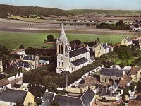 Nouvelle glise Saint-Pierre (1875)  Vue arienne en direction de Pressagny-le-Val :  gauche du clocher, l'ancienne salle des ftes, dans le prolongement de l'glise, le presbytre devenu mairie en 2004 et un peu plus loin l'ancienne cole des filles.