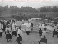 Procession des Charitons  Procession des Charitons au croisement de la rue de Chteauneuf et de la rue du Barrage.