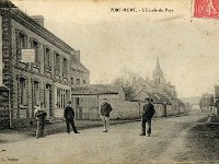 Grande rue  Vue en direction des Andelys | Caf-boulangerie-ptisserie sis au n77,  ct de l'actuelle boulangerie.