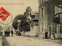 Grande rue  Vue en direction des Andelys | Deux automobiles devant la villa Schmid, dont la Renault du photographe A.Lavergne  gauche, et sur la droite, femmes posant devant l'entre de la cour de l'actuel caf de la mairie sis au n104 qui faisait alors office de salle de danse (les piliers du portail et le portillon ont aujourd'hui disparus).