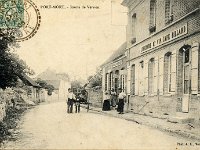 Grande rue  Vue en direction de Vernon | Habitants et voiture  cheval posant devant l'tablissement LEFEBVRE sis au n105 : Vin, caf, billard. Sur la gauche se trouve l'actuel le parking de l'Auberge des Pcheurs.