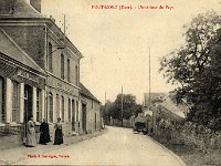 Grande rue  Vue en direction des Andelys | Habitants posant devant l'tablissement LEFEBVRE sis au n105  : Vin, caf, billard. Sur la droite, juste avant la Renault du photographe A.Lavergne se trouve l'actuel parking de l'Auberge des Pcheurs.