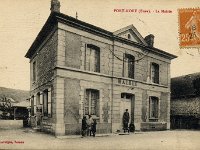 Grande rue  La mairie sise au n100 jusque dans les annes 50 | Le btiment abritait galement l'cole communale dans laquelle les enfants entraient par l'arrire du btiment. Le logement de l'instituteur se trouvait sur la gauche du btiment. Dans le fond, le prau, et en arrire plan, la cte d'Annebault.