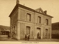 Grande rue  La mairie sise au n100 jusque dans les annes 50 | Le btiment abritait galement l'cole communale dans laquelle les enfants entraient par l'arrire du btiment. Le logement de l'instituteur se trouvait sur la gauche du btiment. Dans le fond, le prau, et en arrire plan, la cte d'Annebault.