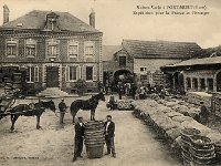 Grande rue  Maison VARIN sise au n66 (aujourd'hui sige d'Ako) | Le btiment de droite tait un charcuterie et l'levage de porcs tait situ derrire celui-ci. Les paniers au premier plan tait fabriqus avec les roseaux cueillis en bords de Seine.
