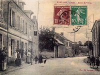 Grande rue  Vue en direction de Vernon | Habitants posant devant l'actuelle Auberge des Pcheurs sise au n122. Dans le fond  droite on peut voir le toit de la terrasse couverte de la villa de l'ingnieur Schmid.