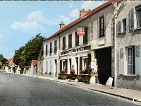 Grande rue  Vue en direction des Andelys | L'Auberge des Pcheurs, sise au n122, dans les annes 70.