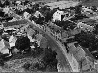 Grande rue  Vue en direction des Andelys | Au centre  droite de la rue, l'Auberge des Pcheurs au n122, dans le prolongement, en retrait de la rue, le "Cottage des fleurs" au n128, et un peu plus loin toujours sur le mme trottoir, l'picerie "G" et le caf-htel du barrage au n130.