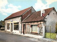 Grande rue  Vue en direction des Andelys | L'picerie "G" et le caf-bar-htel du barrage sise au n130 dans les annes 70.