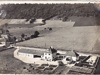 Grande rue  cole, mairie et monument aux morts, au n75 | Clich antrieur  la cration de la troisime classe en 1983 absente ici sur le ct gauche du btiment.