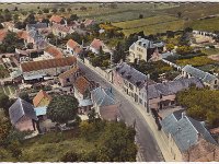 Grande rue  Vue en direction des Andelys | Au centre  droite de la rue, l'Auberge des Pcheurs au n122, dans le prolongement, en retrait de la rue, le "Cottage des fleurs" au n128, et un peu plus loin toujours sur le mme trottoir, l'picerie "G" et le caf-htel du barrage au n130.