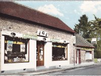 Grande rue  Vue en direction des Andelys | L'picerie "G" et le caf-bar-htel du barrage sise au n130 dans les annes 70.