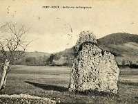 "Gravier de Gargantua"  Class monument historique depuis le 10 janvier 1923. | Lors des travaux d'largissement de la route  la fin du XIXe l'arrire grand oncle du Comte du Douet de Graville a demand que l'on dplace le gravier de quelques mtres tout en respectant scrupuleusement son orientation primitive afin d'viter sa destruction.