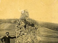 "Gravier de Gargantua"  Class monument historique depuis le 10 janvier 1923. | Lors des travaux d'largissement de la route  la fin du XIXe l'arrire grand oncle du Comte du Douet de Graville a demand que l'on dplace le gravier de quelques mtres tout en respectant scrupuleusement son orientation primitive afin d'viter sa destruction.