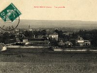 Vues gnrales et vie communale  Vue de la butte de Chteauneuf :  gauche, la Grande rue ;  droite, la ferme Marchand ; au centre, le potager du chteau et le pont enjambant la rue de Chteauneuf le reliant au parc du chteau ; dans le fond, l'glise St-Pierre.