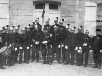 Vues gnrales et vie communale  Photo de groupe prise devant l'entre de la mairie alors sise au n100 de la Grande rue. Le cinquime sapeur  partir de la gauche est Paul MARCELLIN, alors maire de la commune. Le sapeur  l'extrme droite fut radi de la brigade par la suite, pour avoir vol la caisse commune de la brigade.