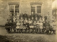 Vues gnrales et vie communale  Photo de classe prise devant l'cole alors sise au n100 de la Grande rue en 1916. Le quatrime colier en partant de la droite au dernier rang est le jeune Paul MARCELLIN, qui fut plus tard maire de la commune.