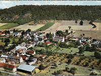 Vues gnrales et vie communale  Au premier plan  gauche, la ferme Letellier ; au centre, la rue de Seine et l'glise St-Pierre ;  sa droite, l'ancienne salle des ftes, et dans le fond, au nord, la cte d'Annebault et le bois de la Catignolle.