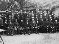 Vues gnrales et vie communale  Photo de groupe des anciens combattants prise dans la cour de l'actuel caf (dans le fond  gauche, l'angle de la villa Schmid). Dans le fond  droite, la deuxime des trois personnes est le comique Garn'yer.