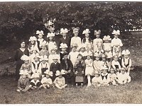 Vues gnrales et vie communale  Photo de classe prise dans le jardin de l'cole  alors sise au n100 de la Grande rue.